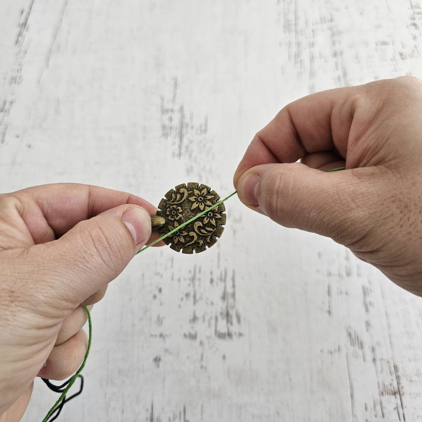 Cortador de hilo para viaje circular como collar