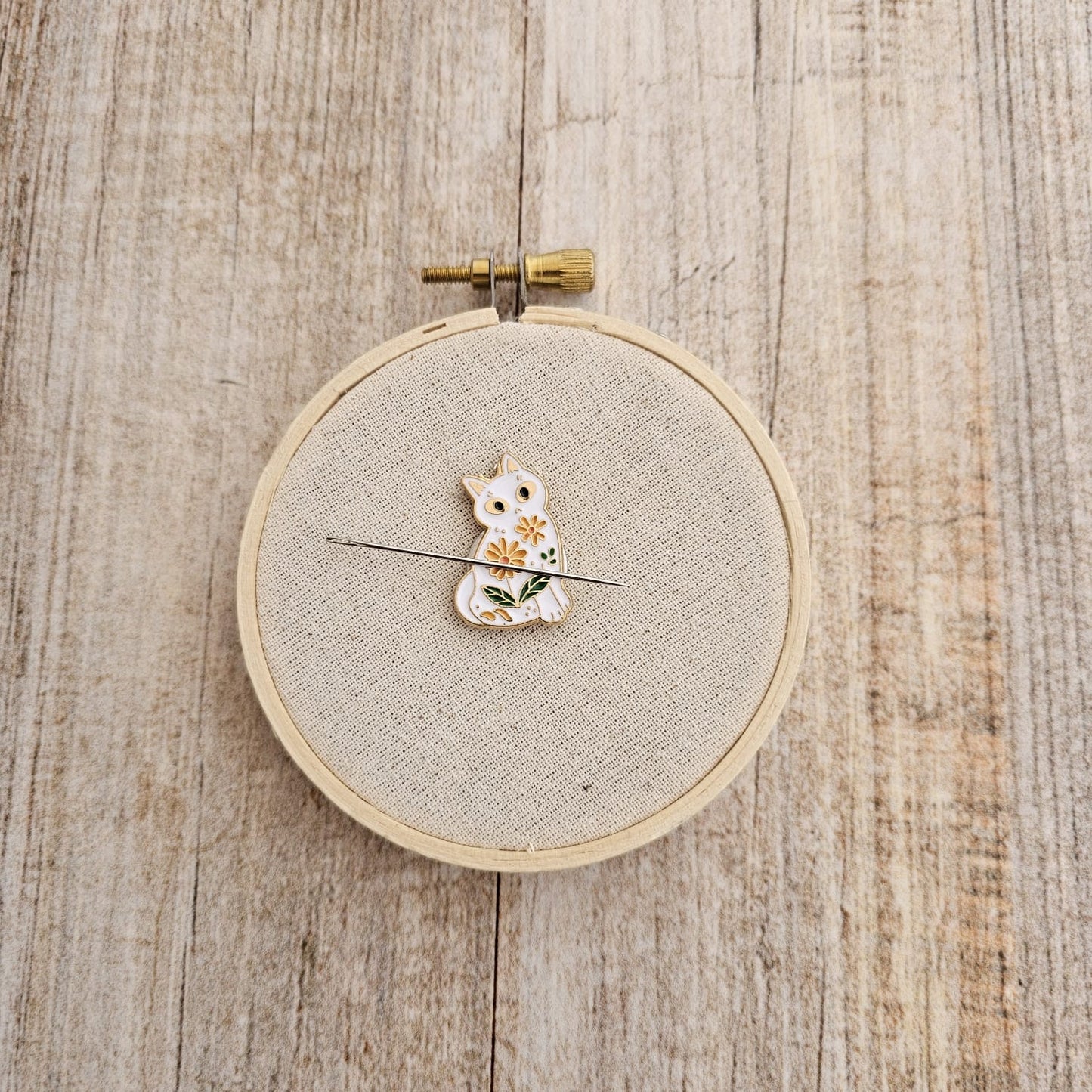 Imán para agujas Gatito Blanco flores