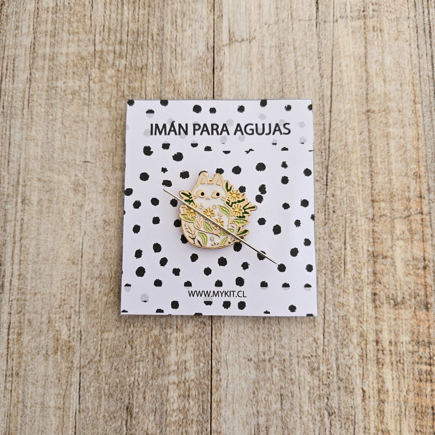 Imán para agujas Gatito blanco flores