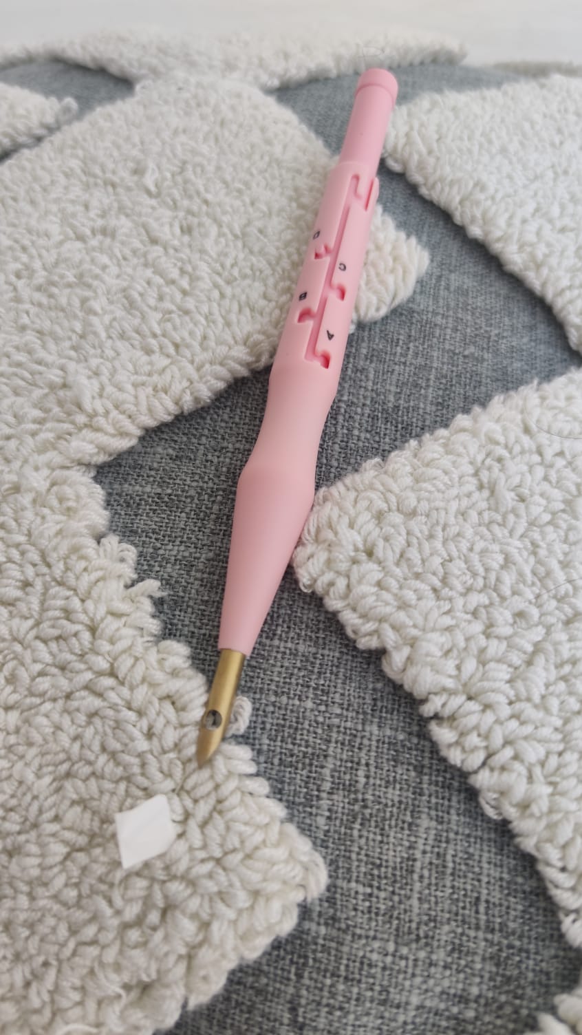 Aguja mágica punch needle para bordar con lana