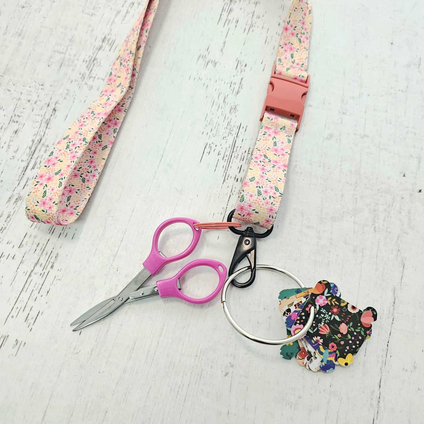 Landyard para bordar flores pasteles