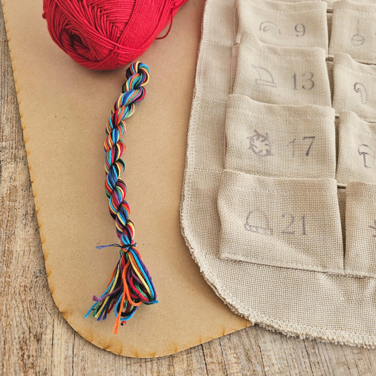 Kit calendario de adviento para tejer y bordar