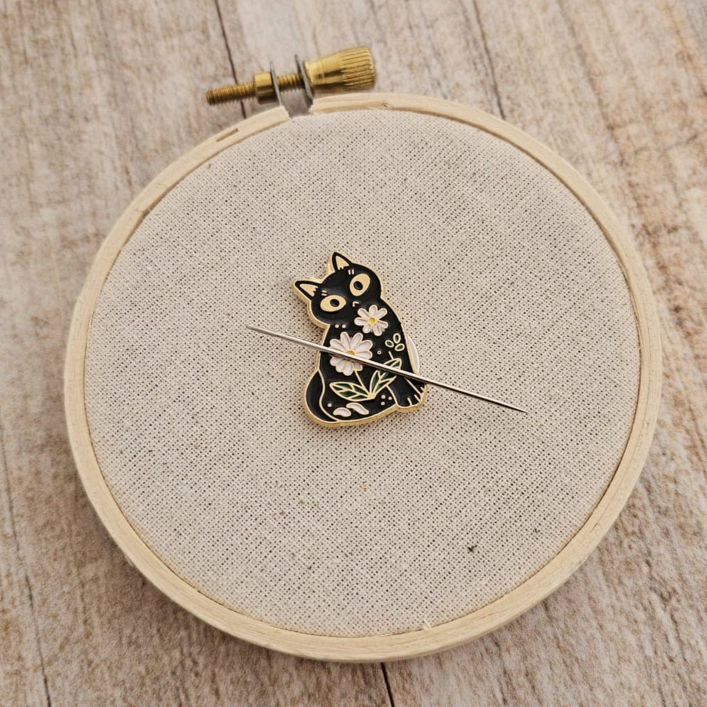 Imán para agujas Gatito negro flores