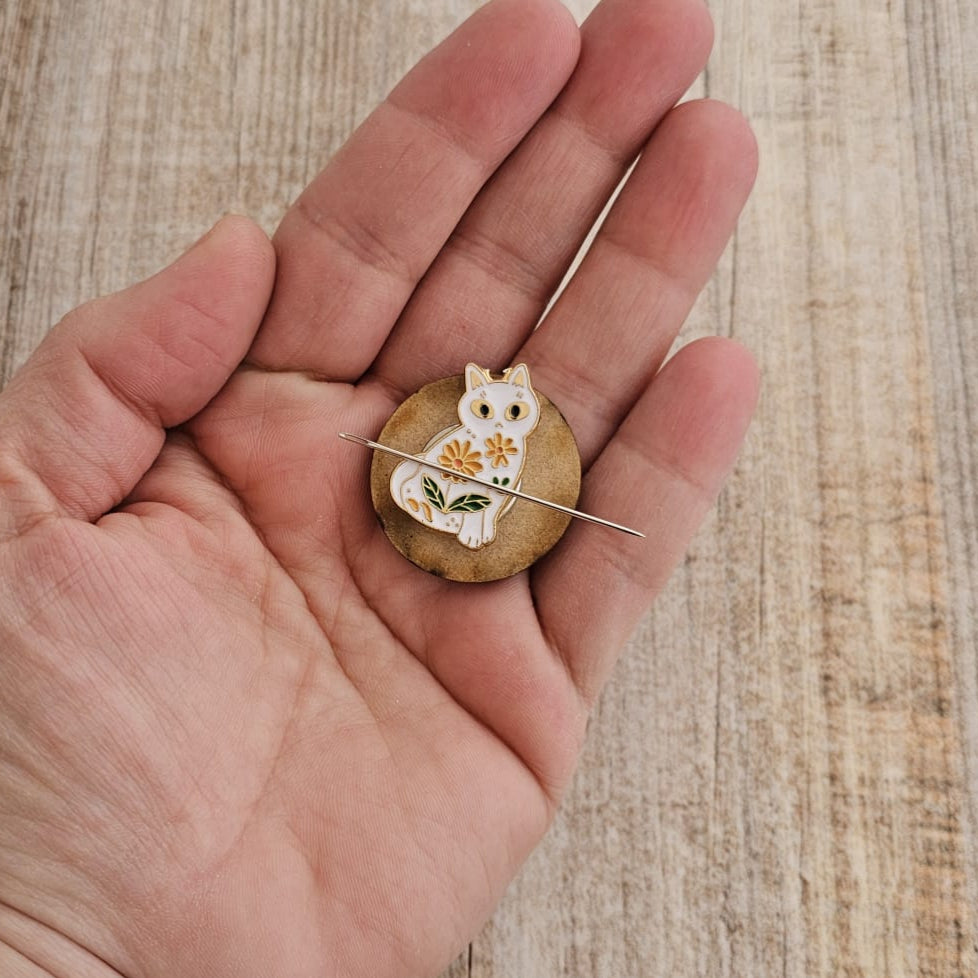 Imán para agujas Gatito Blanco flores