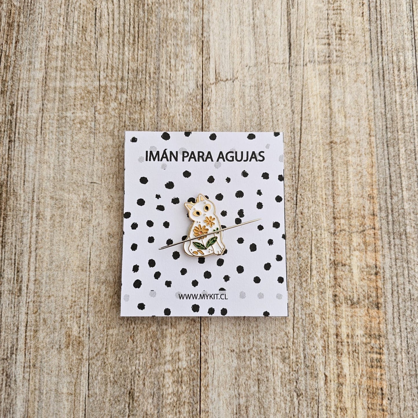 Imán para agujas Gatito Blanco flores