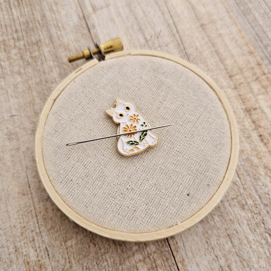Imán para agujas Gatito Blanco flores