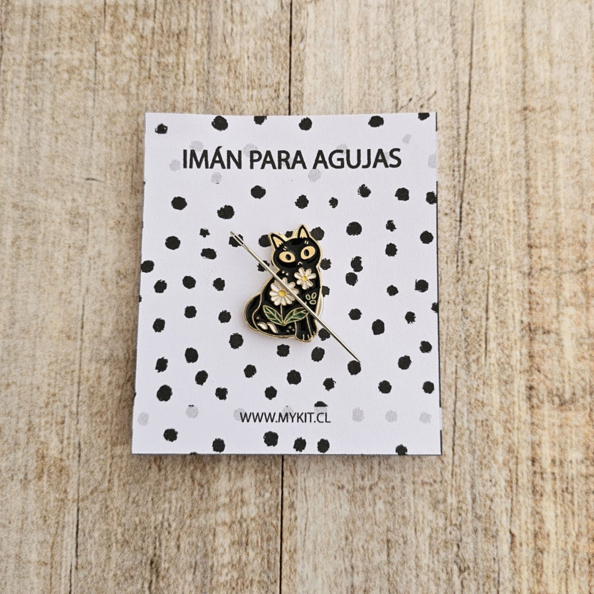 Imán para agujas Gatito negro flores