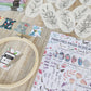 Kit sobre con parches y materiales para bordar