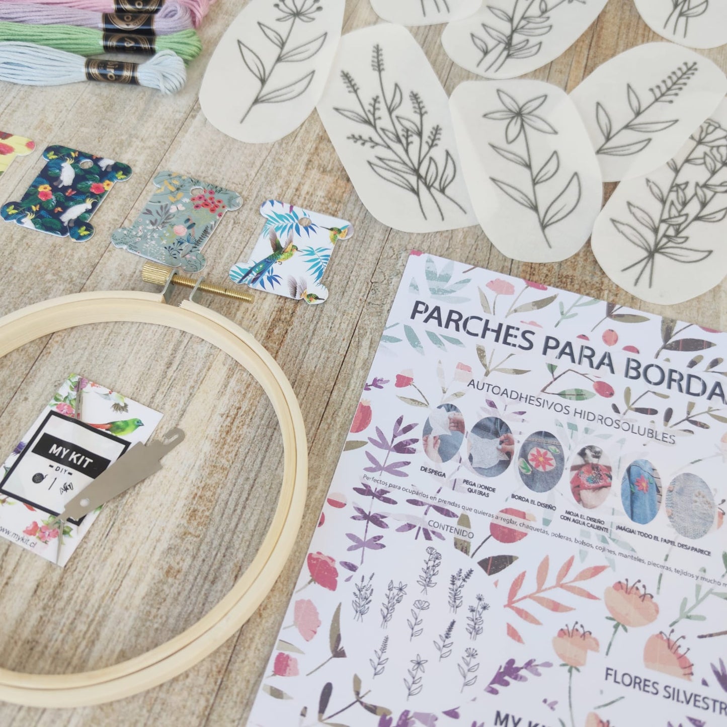 Kit sobre con parches y materiales para bordar