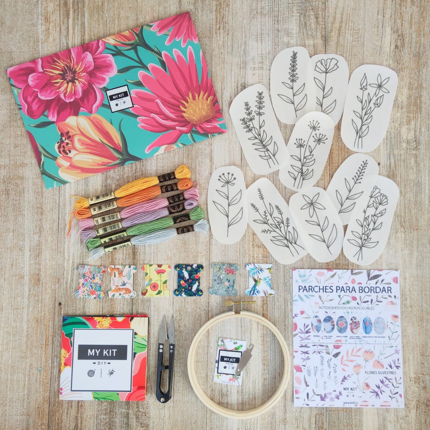 Kit sobre con parches y materiales para bordar