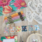 Kit sobre con parches y materiales para bordar
