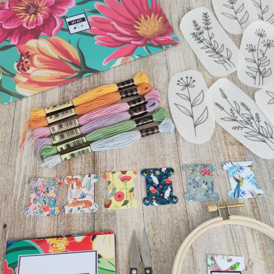 Kit sobre con parches y materiales para bordar