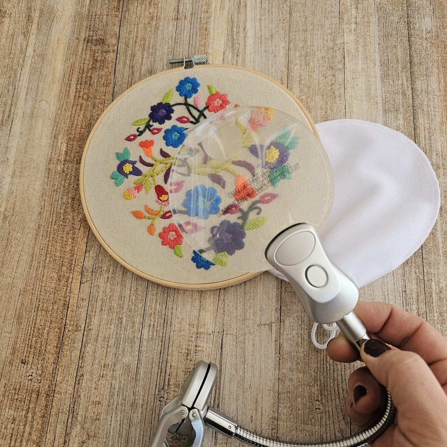 Lupa con gancho para mesa