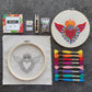 Kit_bastidor_madera_esquema_puntos_corazón_detente_macarena-emprendimiento_mykit-chile-bordados