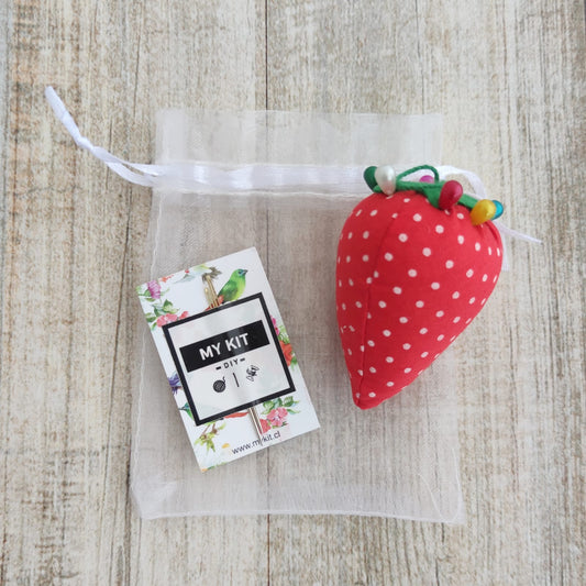 Alfiletero frutilla con agujas